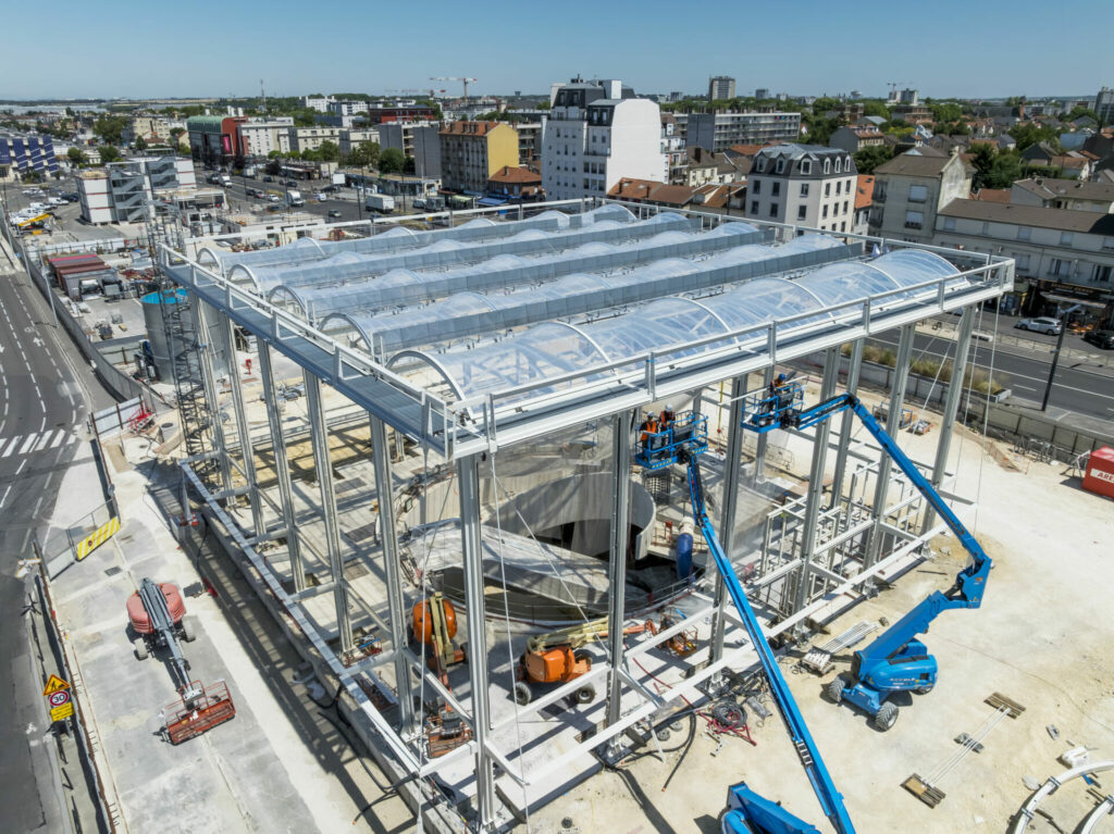 Panneaux ETFE installés sur la gare Le Bourget
