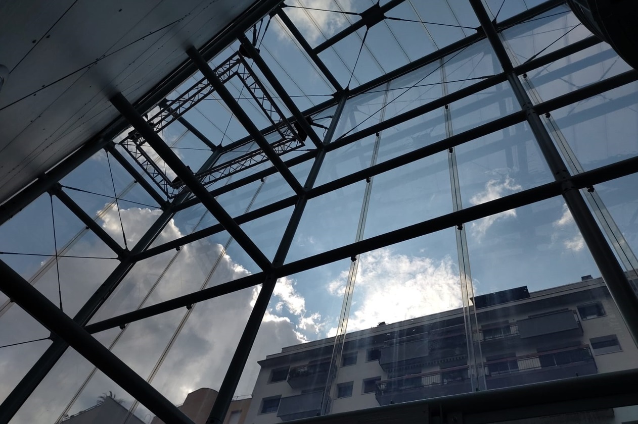 Membrane ETFE transparente installée sur une structure architecturale